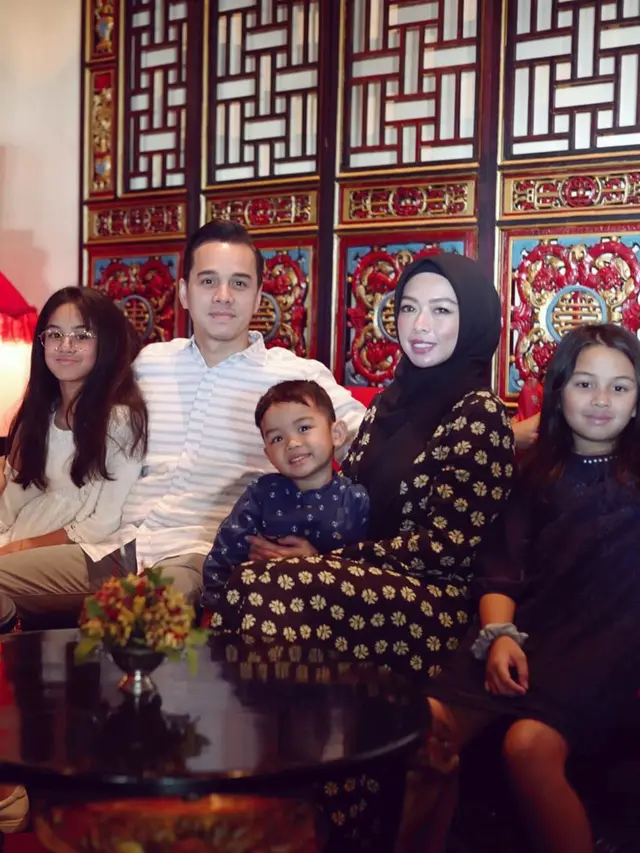 Jarang Tersorot, Ini 7 Momen Kebersamaan Rionaldo Stokhorst Bersama Keluarga