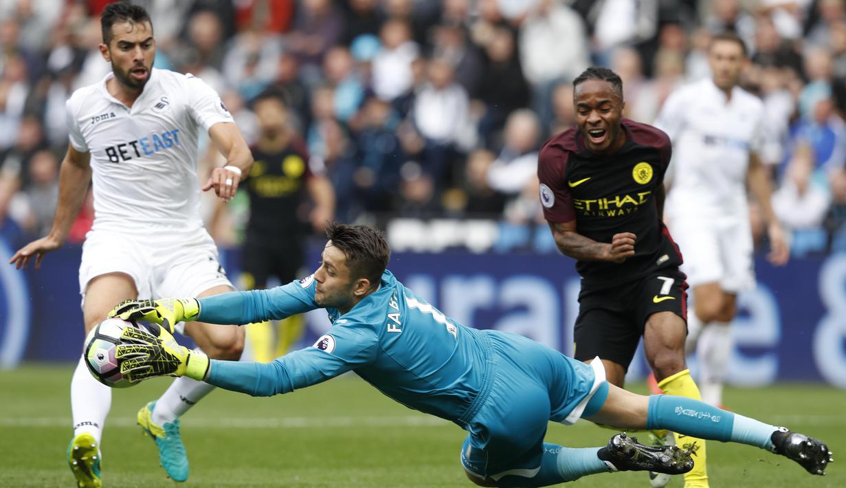 Kiper Swansea City, Lukasz Fabianski mengamankan bola dari kejaran pemain Manchester City  Raheem Sterling (kanan) pada lanjutan Premier League di Stadion Liberty, Swansea, Sabtu (24/9/2016). (AFP/Adrian Dennis)