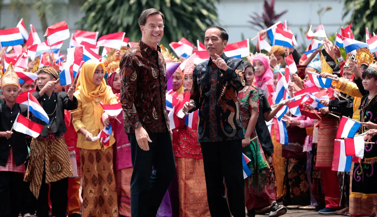 Presiden Joko Widodo atau Jokowi (kanan) berbincang dengan PM Belanda Mark Rutte (kiri) sebelum pertemuan di Istana Bogor, Jawa Barat, Senin (7/10/19). Pertemuan itu membahas kerja sama strategis antara Indonesia dan Belanda kedepan berdasarkan prinsip kemitraan komprehensif. (AP/Dita Alangkara)