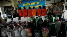 Tersangka dan barang bukti dihadirkan saat pemusnahan hasil Operasi Pekat di halaman Mapolda DIY, Senin (6/6). Belasan ribu petasan dan ribuan botol miras itu merupakan barbuk hasil Operasi Pekat yang digelar sebelum Ramadan. (Liputan6.com/Boy Harjanto)