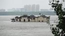 Foto pada 19 Juli 2020 menunjukkan kuil Guanyinge berumur 700 tahun yang dibangun di atas batu, terendam banjir akibat meluapnya sungai Yangtze di Wuhan, provinsi Hubei. Hujan lebat sejak bulan Juni telah menyebabkan sedikitnya 141 orang tewas dan memaksa hampir 15 juta orang dievakuasi. (STR/AFP)