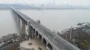 Foto dari udara yang diabadikan pada 27 Januari 2020 ini menunjukkan Jembatan Sungai Yangtze di Wuhan, Provinsi Hubei, China tengah. Warga di Wuhan tetap menjalani kehidupan sehari-hari mereka saat upaya terus dilakukan untuk mengendalikan wabah coronavirus baru. (Xinhua/Cheng Min)