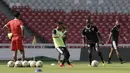 Pemain Arema FC, Makan Konate, mengontrol bola saat latihan di SUGBK, Jakarta, Jumat (2/8). Jelang hadapi Persija, skuat Arema jajal Stadion GBK. (Bola.com/YoppyRenato)