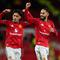 Pemain Manchester United, Matheus Cunha (kanan), dan Lisandro Martinez, merayakan kemenangan timnya dalam laga Liga Inggris melawan Newcastle di Old Trafford, Sabtu, 27 Desember 2025. (AP Photo/Dave Thompson)