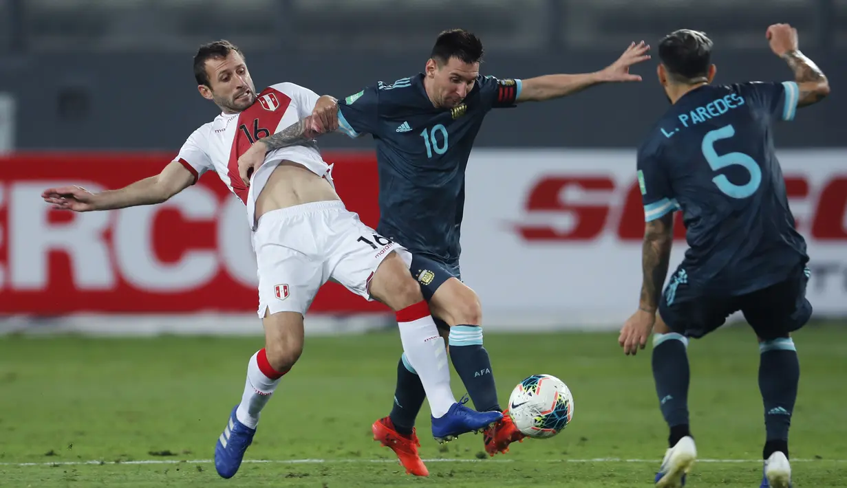 Penyerang Argentina, Lionel Messi berusaha melewati pemain Peru, Horacio Calcaterra pada pertandingan kualifikasi Piala Dunia 2022 di Lima, Peru, Selasa (17/11/2020). Argentina menang 2-0 atas Peru. (Daniel Apuy, Pool via AP)