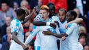 Pemain Newcastle United merayakan gol yang dicetak Jack Colback ke gawang Liverpool dalam laga Liga Inggris di Stadion Anfield, Sabtu (23/4/2016). (Reuters/Phil Noble)