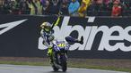 Pebalap Movistar Yamaha, Valentino Rossi, merajai lintasan basah dengan memenangi MotoGP Inggris, Minggu (30/8/2015). Rossi finis pertama di Sirkuit Silverstone, Inggris. (Reuters/Darren Staples)