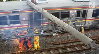 Petugas mengevakuasi gerbong KRL yang anjlok di Kebon Pedes, Bogor, Jawa Barat, Minggu (10/3). Kecelakaan KRL jurusan Jatinegara-Bogor tersebut menyebabkan enam orang luka-luka, termasuk masinis kereta. (Liputan6.com/Immanuel Antonius)