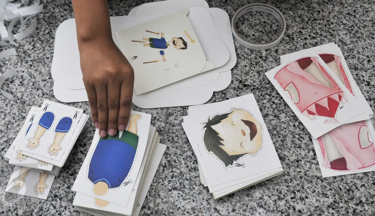 Tumpukan lembaran bergambar di Rabbit Hole sebelum memasuki proses pembuatan buku, Jakarta, Selasa (11/10). Rabbit Hole sendiri fokus mengeluarkan buku berkualitas sesuai usia untuk tumbuh kembang anak. (Liputan6.com/Yoppy Renato)