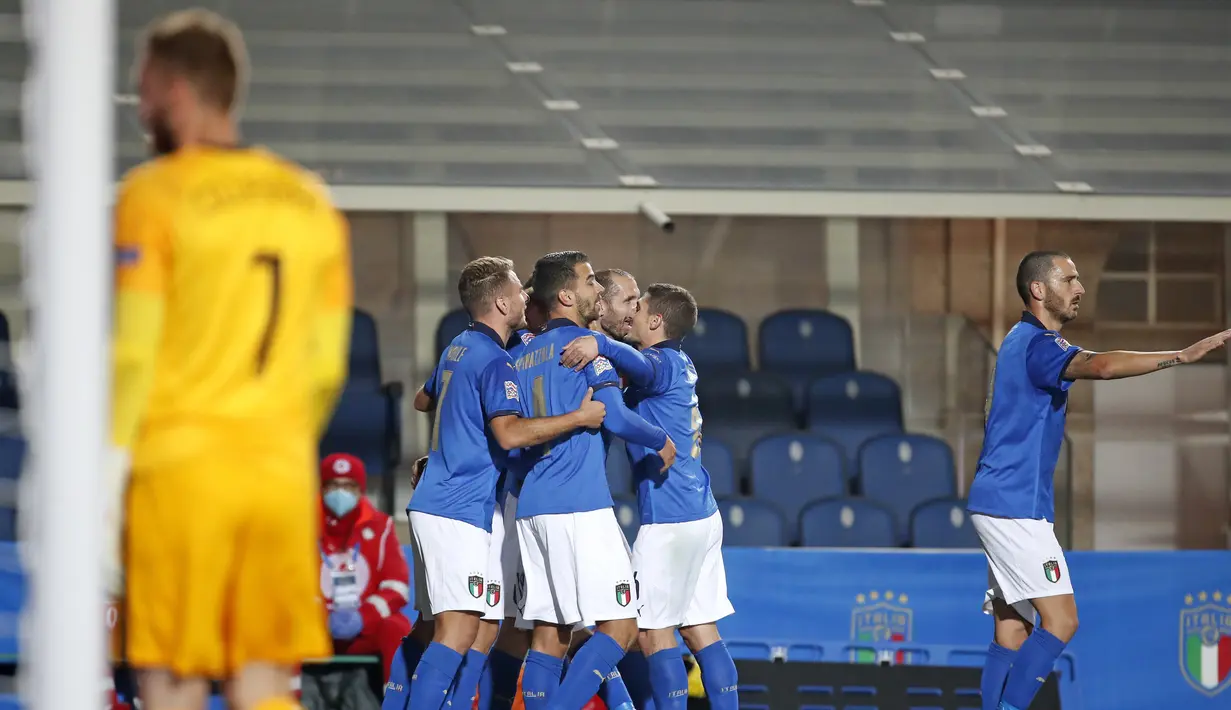 Pemain Italia Lorenzo Pellegrini merayakan bersama rekan satu timnya setelah mencetak gol ke gawang Belanda pada pertandingan UEFA Nations League di Azzurri d'Italia Stadium, Bergamo, Italia, Rabu (14/10/2020). Pertandingan berakhir dengan skor 1-1. (AP Photo/Antonio Calanni)