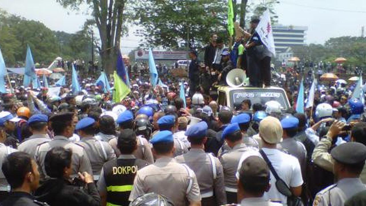 Di Bandung, lantunan zikir polisi tenangkan demonstran