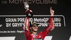 Pembalap Ducati Lenovo Team, Pecco Bagnaia, melakukan selebrasi setelah berhasil meraih kemenangan dalam balapan MotoGP Spanyol 2023 di Sirkuit Jerez pada Minggu (30/4/2023). (AP Photo/Jose Breton)
