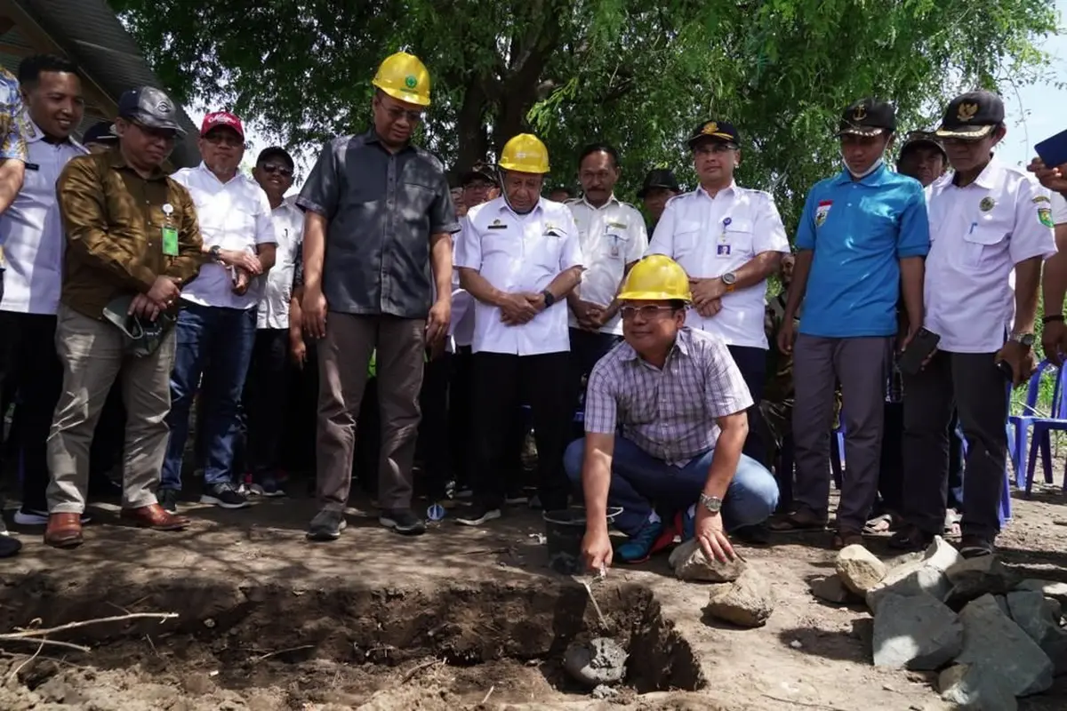 Kepala Badan Pangan Nasional Arief Prasetyo Adi melakukan peletakan batu pertama Pembangungan Pelabuhan Teluk Santong, Sumbawa, Nusa Tenggara Barat (NTB). (Dok Bapanas)