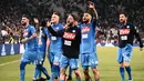 Para pemain Napoli merayakan kemenangan usai pertandingan melawan Juventus pada lanjutan Liga Serie A Italia di Stadion Allianz di Turin (22/4). Juventus takluk atas Napoli 1-0 berkat gol tunggal Kalidou Koulibaly. (AFP Photo/Marco Bertorello)