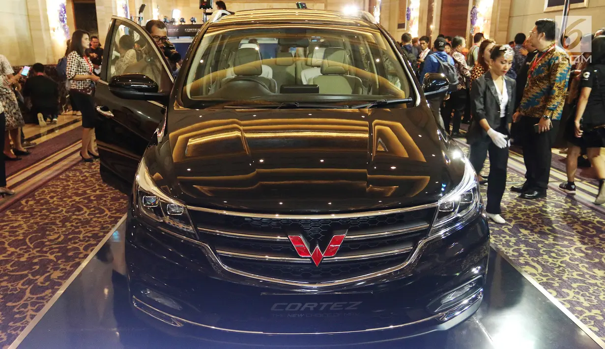 Penampilan mobil Wuling Cortez saat peluncurannya di Jakarta, Kamis (8/2). Wuling Cortez dipersenjatai dengan mesin DOHC empat silinder berkapasitas 1.798cc. (Liputan6.com/Angga Yuniar)