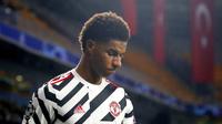 Penyerang Manchester United, Marcus Rashford, tertunduk lesu usai ditaklukkan Istanbul Basaksehir pada laga Liga Champions di Stadion Fatih Terim, Kamis (5/11/2021). MU kalah dengan skor 2-1. (AP Photo)