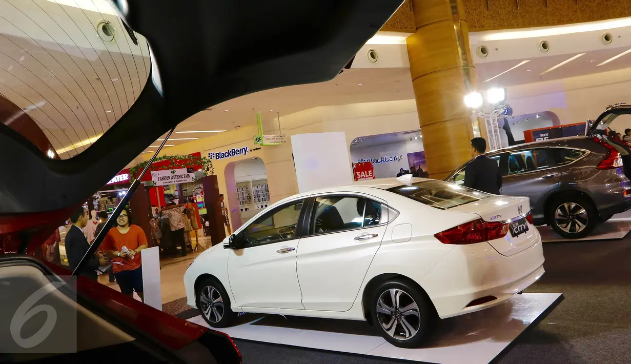Suasana pameran mobil Honda di Summarecon Mal Serpong, Tangerang, Minggu (29/11/2015). Pameran yang digelar Honda Jakarta Center bertajuk Honda Kemilau (Kemeriahan Spesial Akhir Tahun). (Liputan6.com/Fery Pradolo)