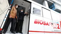 Ketua Satgas Penanganan COVID-19 Doni Monardo mengapresiasi kehadiran mobile Lab BSL-2 tipe bus untuk percepatan 3T (testing, tracing, treatment) di daerah yang diluncurkan BPPT di Graha BNPB, Jakarta, Rabu (16/12/2020). (Badan Nasional Penanggulangan Bencana/BNPB)
