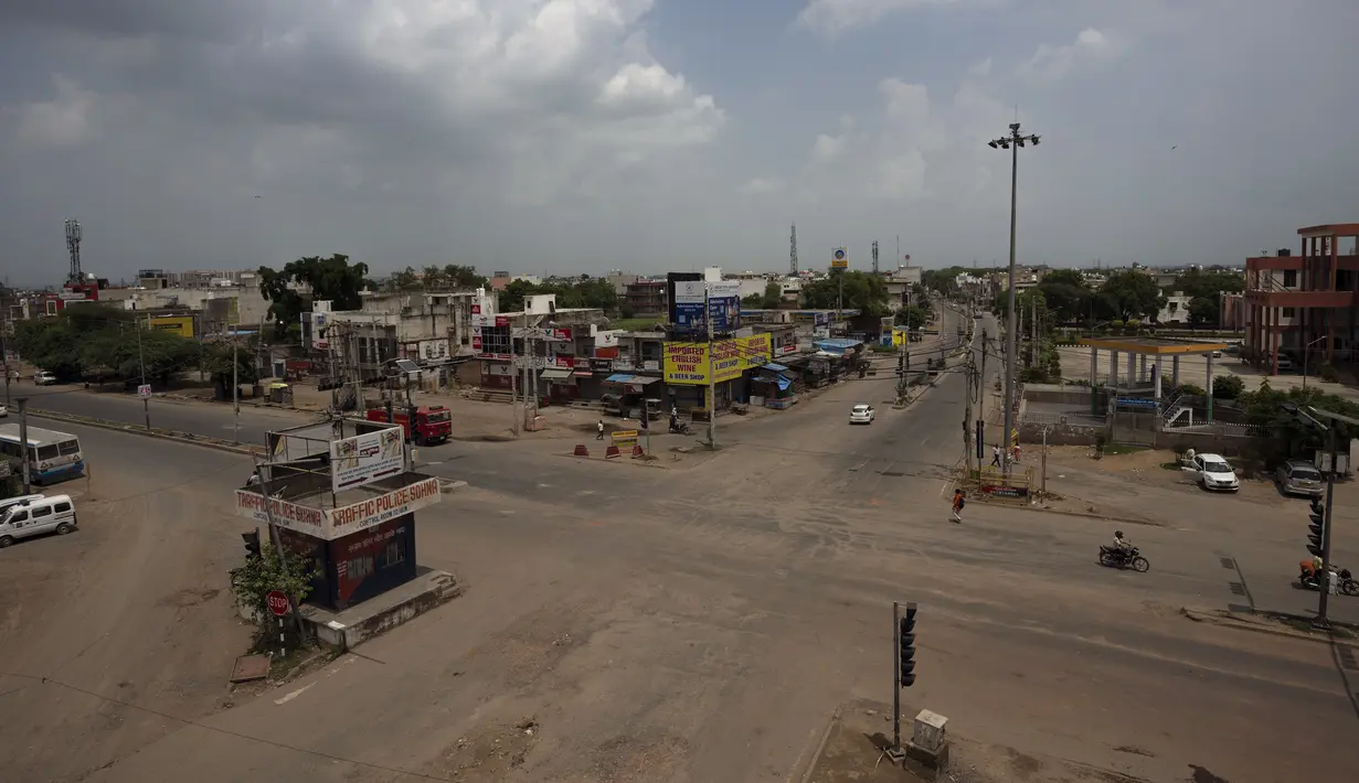 Bentrokan mematikan antara umat Hindu dan Muslim dimulai di daerah itu Senin sore selama prosesi keagamaan oleh kelompok nasionalis Hindu.  (AP Photo/Altaf Qadri)