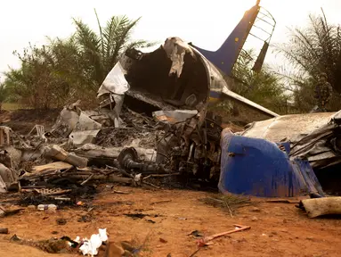Puing pesawat penumpang Douglas DC-3 yang jatuh di provinsi dataran Kolombia, Meta, San Martin, Kolombia (9/3). Sebanyak 12 penumpang di dalamnya tewas termasuk seorang walikota beserta keluarganya. (Reuters/Santiago Molina)