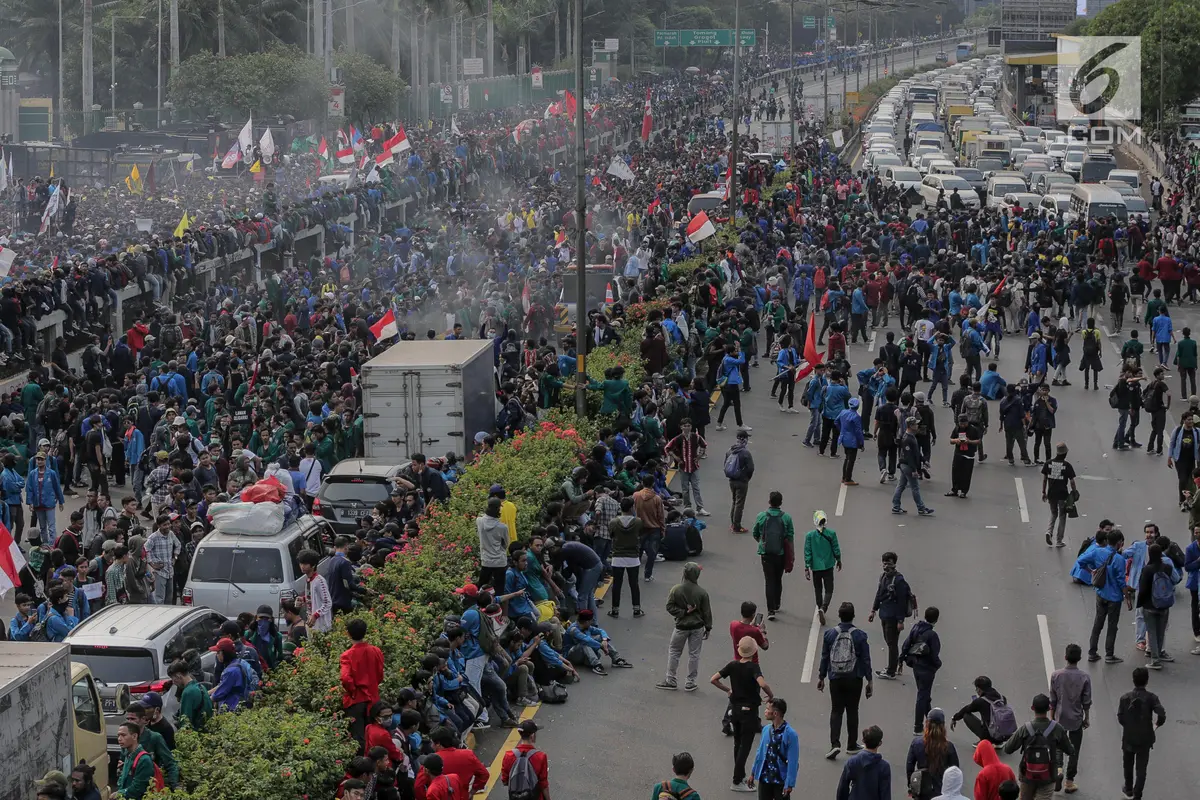 Mahasiswa Demo di DPR Blokade Tol Dalam Kota