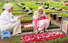 Potret Inul Daratista dan Petty Tunjungsari Ziarah ke Makam Titiek Puspa di Hari-7, Khusu Doakan Sang Legenda