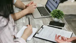 Surrender Adalah: Arti, Makna dalam Berbagai Konteks dan Contoh Penggunaannya