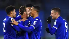 Pemain Leicester City James Maddison (kedua kiri) merayakan golnya ke gawang Brighton pada pertandingan Liga Premier Inggris di Stadion King Power, Leicester, Inggris, Minggu (13/12/2020). Leicester City menang 3-0. (Ben Stansall/Pool via AP)