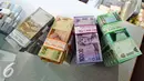 Bank Indonesia (BI) dan Bank Tabungan Negara (BTN) mempersiapkan penukaran uang menjelang Lebaran untuk karyawan di Gedung SCTV Tower, Jakarta, Rabu (8/7/2015).  (Liputan6.com/Yoppy Renato)