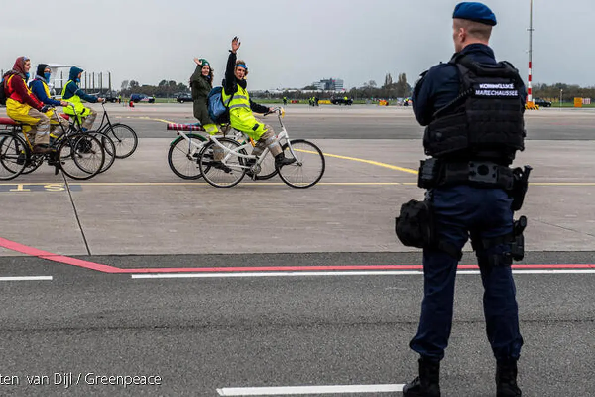 Aksi aktivis lingkungan naik sepeda untuk halangi jet pribadi di Belanda.