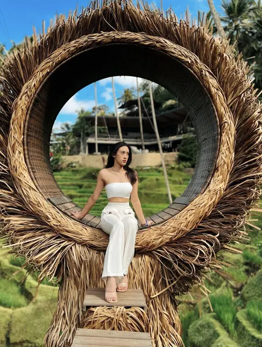 Punya gaya fashion stylish, berikut parade outfit Kusuma Puteri, Cucu dari Mooryati Soedibyo. [Foto: Instagram/ kusumaputeri]