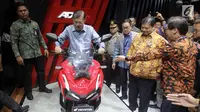 Wakil Presiden RI Jusuf Kalla menjajal kebolehan Honda ADV 150 usai membuka pameran Gaikindo Indonesia Internasional Auto Show (GIIAS) 2019 di ICE BSD, Tangerang, Kamis (18/7/2019). Tahun ini pameran otomotif terbesar di Indonesia tersebut mengusung tema Future in Motion. (Liputan6.com/Fery Pradolo)