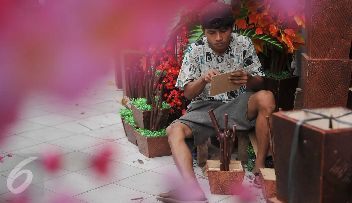 Pengrajin sedang merangkai Pohon Hias Imlek di kawasan Glodok, Jakarta, Kamis (21/1/2016). Penjualan Pohon Hias Imlek meningkat drastis jelang perayaan Imlek. (Liputan6.com/Gempur M Surya)