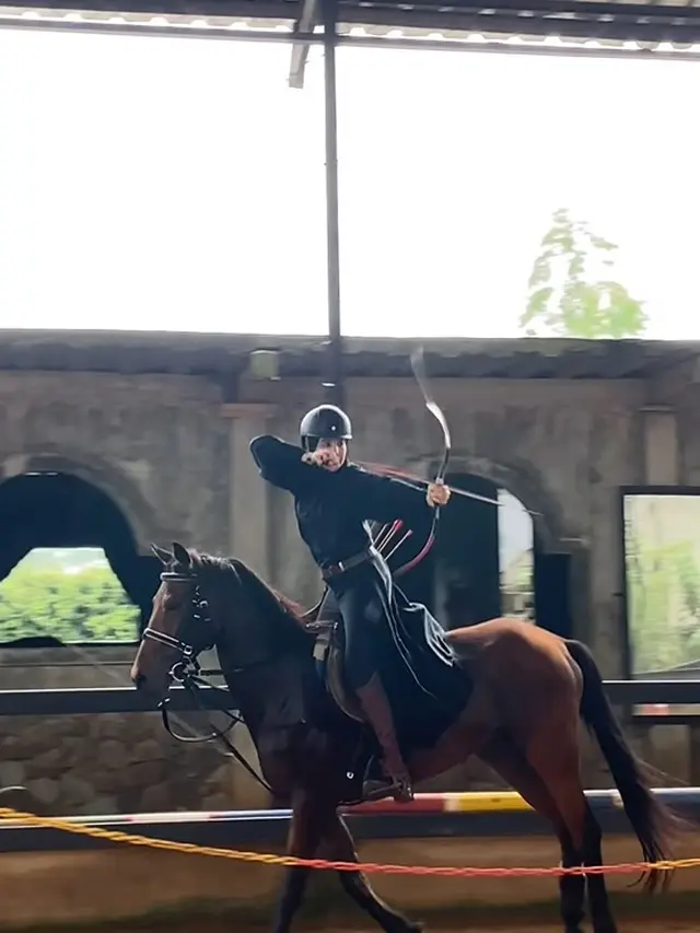 Shireen dan Zaskia Sungkar berkuda dan memanah. [Foto: Instagram/zaskiasungkar15]