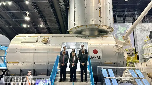 Dubes RI untuk Jepang Heri Akhmadi menyaksikan langsung pelepasan Satelit Surya-1 (SS-1) karya tim ilmuwan muda Indonesia, di Japan Aerospace Exploration Agency - JAXA) Tsukuba Space Center.(Dok KBRI Tokyo)