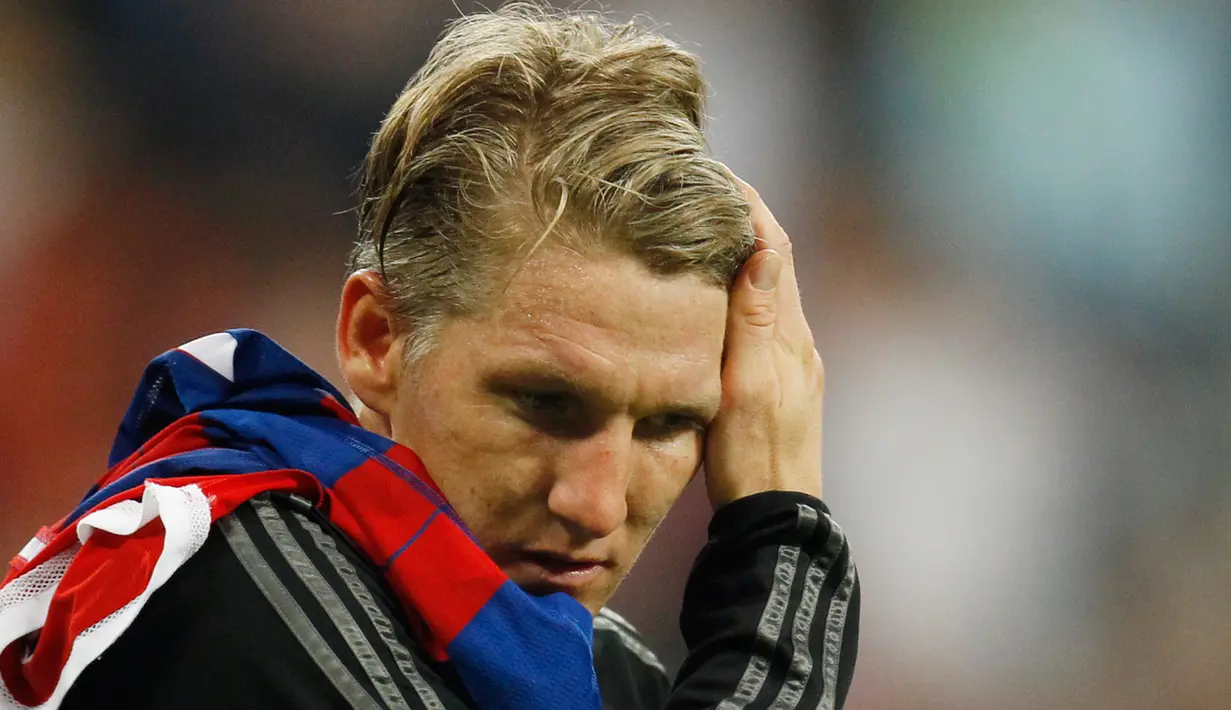 Gelandang Bayern Muenchen, Bastian Schweinsteiger terlihat sedih usai timnya gagal melaju ke final Liga Champions di Allianz Arena,Jerman (12/5/2015). Muenchen menang 3-2 atas Barcelona di leg kedua semifinal liga Champions. (Reuters/Ina Fassbender)