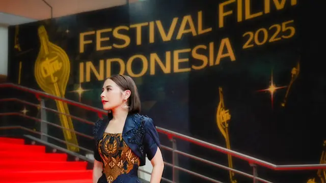 Prilly Latuconsina Tampil Anggun di FFI 2025, Pamer Pinggang Ramping dalam Kebaya Modifikasi Karya Byansoe