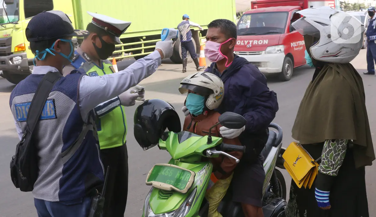 Petugas memeriksa suhu tubuh pengendara saat pelaksanaan Pembatasan Sosial Berskala Besar (PSBB) di kawasan Gading Serpong, Tangerang Selatan, Sabtu (18/4/2020). Pengukuran suhu tubuh tersebut merupakan cek point dari PSBB yang baru saja diberlakukan di Tangerang Raya. (Liputan6.com/Angga Yuniar)