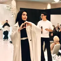 Penampilannya dilengkapi dengan hijab segi empat warna hitam yang membuat penampilannya kian menawan. [IG: @sintyamarisca].