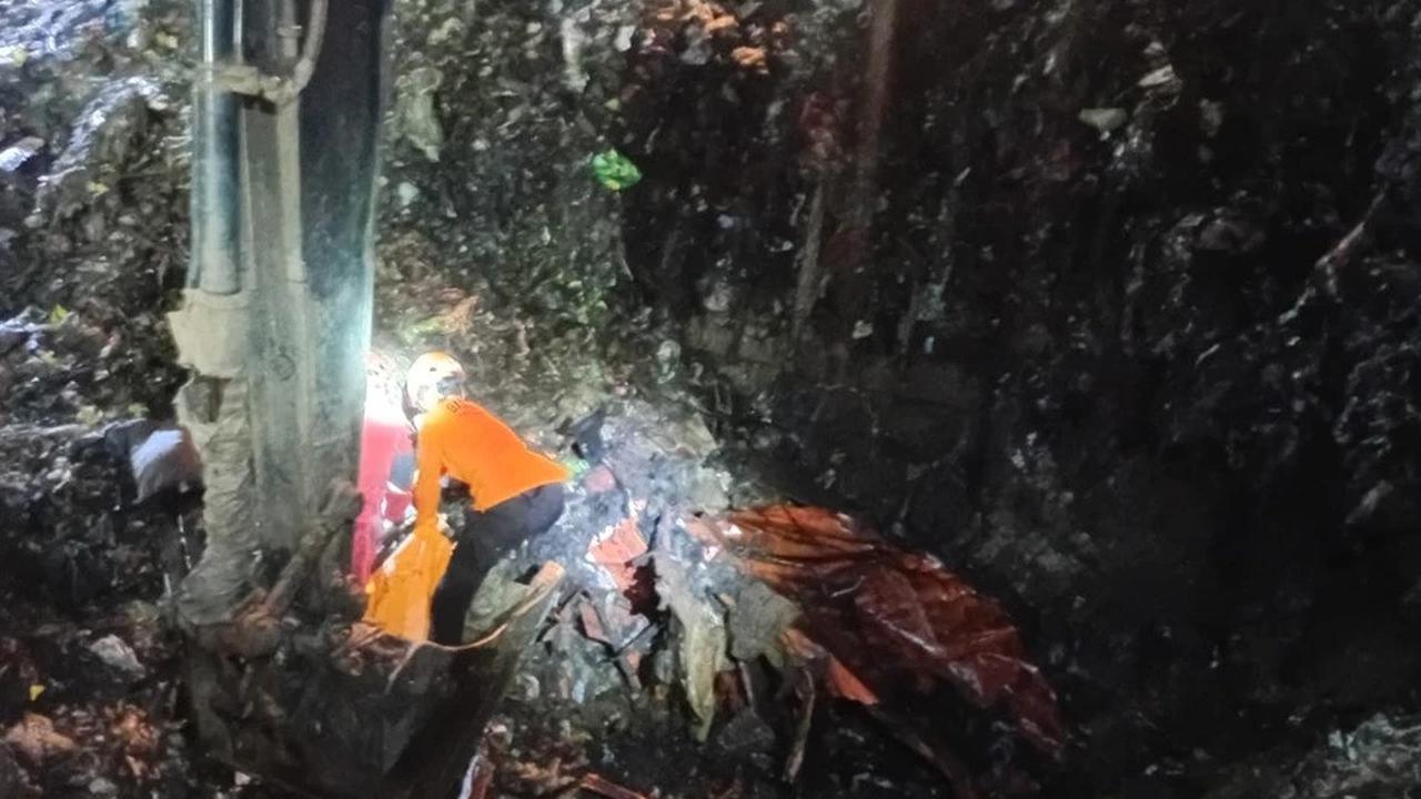 Evakuasi Korban Longsor Bantargebang