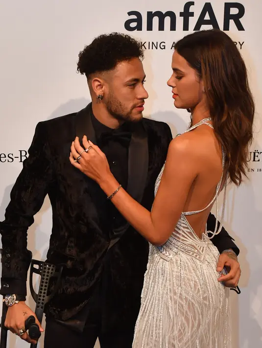 Kemesraan pasangan pesebak bola Brasil, Neymar dan kekasihnya yang juga model, Bruna Marquesine pada acara amfAR Gala 2018 di Sao Paulo, Jumat (13/4). amfAR merupakan acara amal untuk menggalang dana bagi para penderita HIV/AIDS. (NELSON ALMEIDA/AFP)