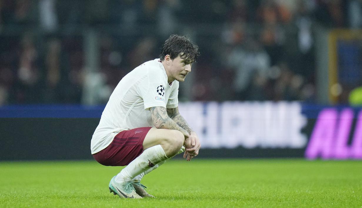 Pemain Manchester United, Victor Lindelof, termenung setelah ditahan imbang Galatasaray pada laga grup A Liga Champions di Stadion Rams Park, Kamis (30/11/2023). Torehan satu poin membuat Setan Merah tetap menghuni dasar klasemen Grup A dan wajib mengalahkan Bayern Munchen pada pertandingan terakhir di Old Trafford untuk menjaga peluang lolos ke fase 16 besar. (AP Photo)