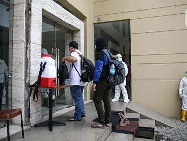 Pasien tanpa gejala Covid-19 yang diantar dengan ambulans tiba di Hotel U Stay Mangga Besar, Jakarta, Senin (28/9/2020). Sebagian pasien tanpa gejala mulai diisolasi di hotel untuk mengantisipasi daya tampung Rumah Sakit Darurat Wisma Atlet yang semkain padat. (Liputan6.com/Faizal Fanani)