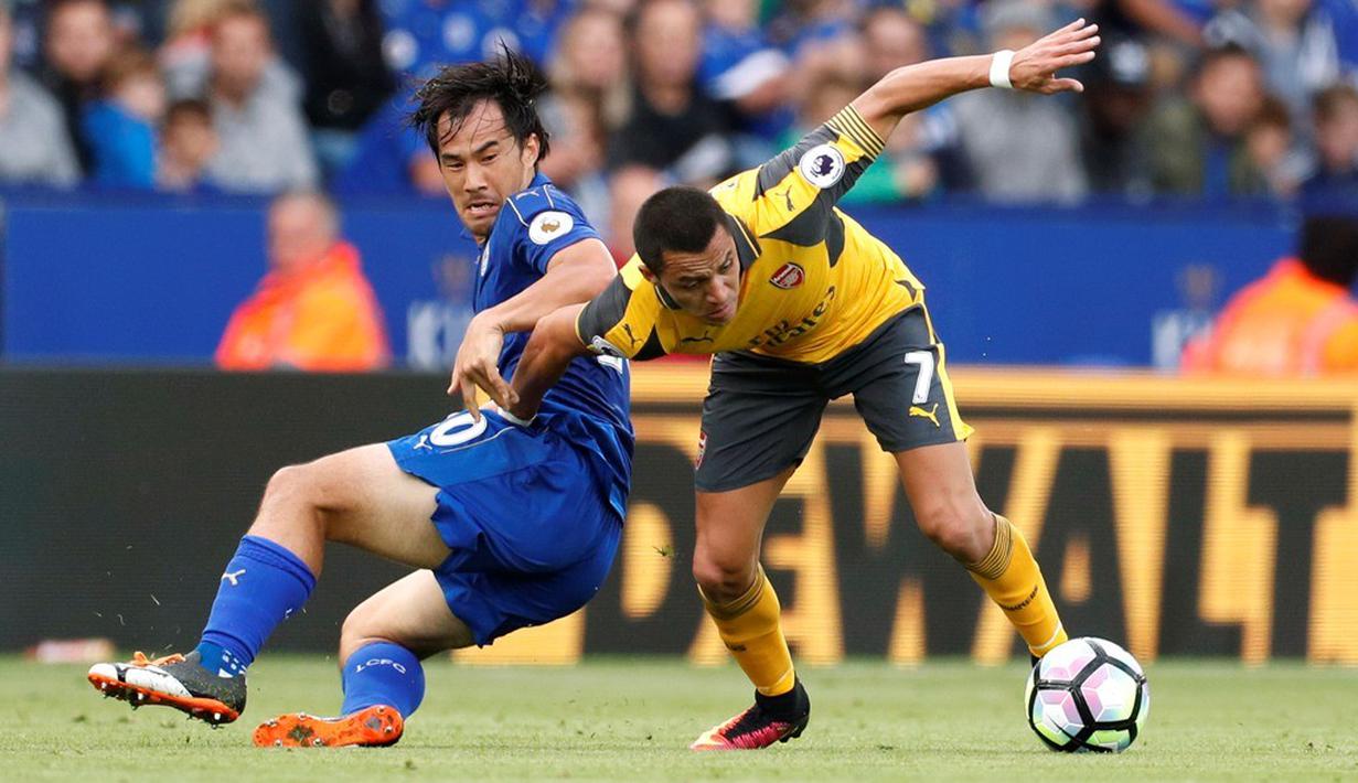 Pemain Leicester City, Shinji Okazaki (kiri), berebut bola dengan pemain Arsenal, Alexis Sanchez, dalam laga Premier League di Stadion King Power, Leicester, (20/8/16). (Action Images via Reuters/John Sibley)