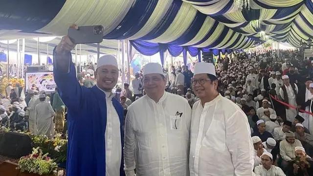 Habib Usman bin Yahya berfoto dengan Airlangga Hartarto dalam peringatan Maulid Nabi di Majelis bin Yahya. (Istimewa)