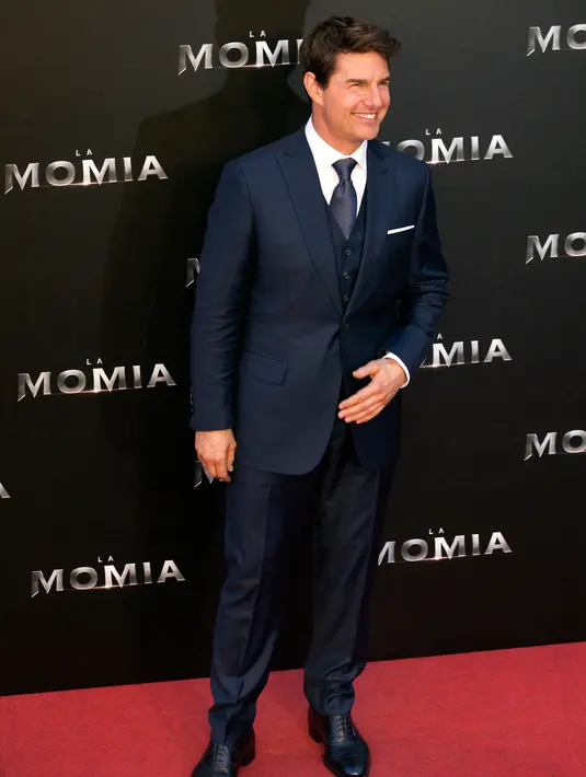 Tom Cruise berpose saat menghadiri pemutaran perdana film "The Mummy" di Madrid, Spanyol (29/5). The Mummy akan diputar di Indonesia pada 7 Juni 2017 mendatang. (AP Photo / Francisco Seco)