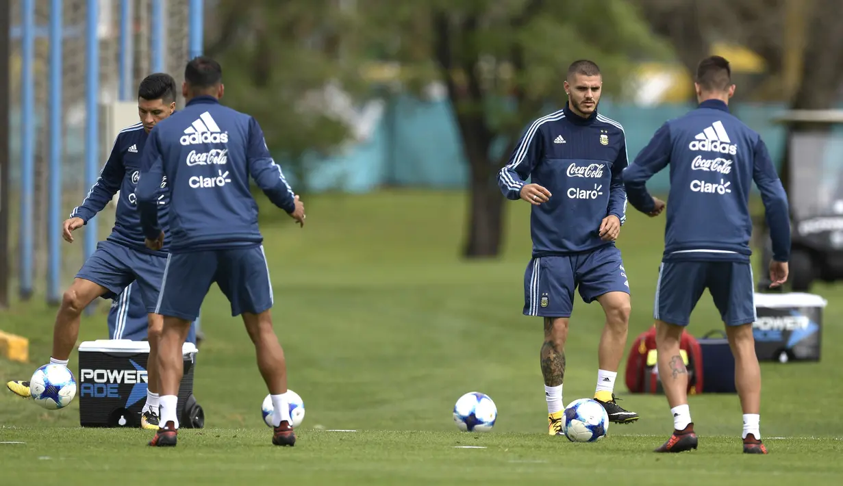 Mauro Icardi (2kanan) dan rekan setimnya berlatih jelang laga kualifikasi Piala Dunia 2018 di Ezeiza, Buenos Aires, (3/10/2017).  Argentina akan melawan Peru pada 6 oktober 2017. (AFP/Juan Mabromata)