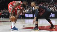 Guard Houston Rockets James Harden (kiri) dijaga bintang Portland Trail Blazers Damian Lillard pada lanjutan NBA 2017-2018 di Moda Center, Selasa (20/3/2018) atau Rabu (21/3/2018) WIB. (AP Photo/Steve Dykes)