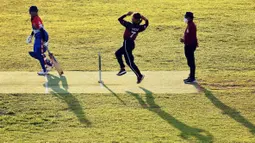 Pemain Cricket Putri asal bali melempar Bola saat bertanding di Laga Final melawan tim Cricket Putri tuan Rumah Papua di Stadion Cricket Doyo Baru, Minggu (26/09/2021). Laga Final ini dimenangkan oleh tim tuan rumah Papua. (Foto : PB PON XX PAPUA/Rahmat Takbir)