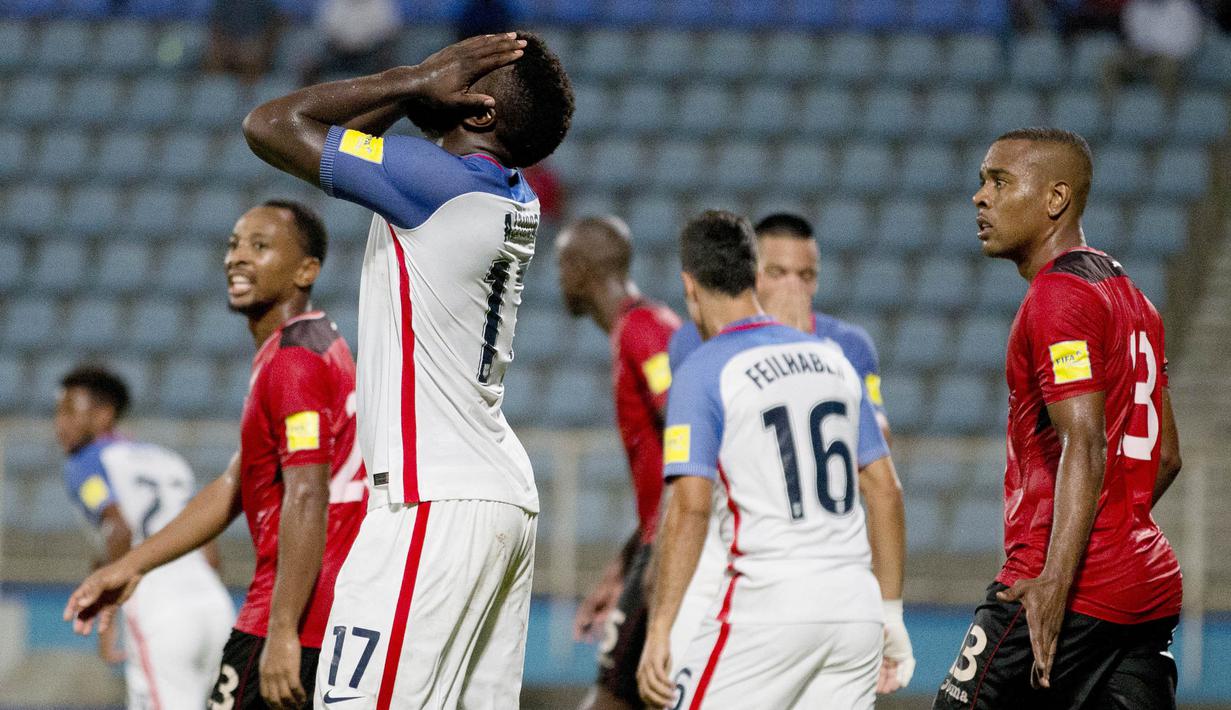 Striker Amerika Serikat, Jozy Altidore, meluapkan kekecewaan usai kalah dari Trinidad Tobago pada laga kualifikasi Piala Dunia di Stadion Ato Boldon, Selasa (10/10/2017). Trinidad dan Tobago menang 2-1 atas  Amerika Serikat. (AP/Rebecca Blackwell)